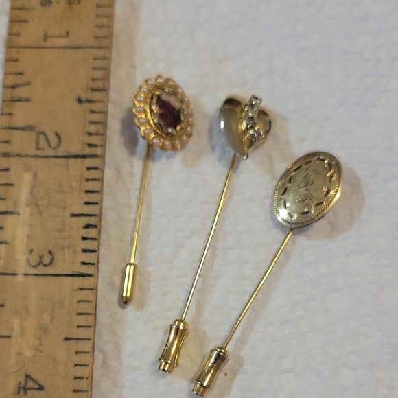 Jewelry - Elegant Gold Brooch Pin Set